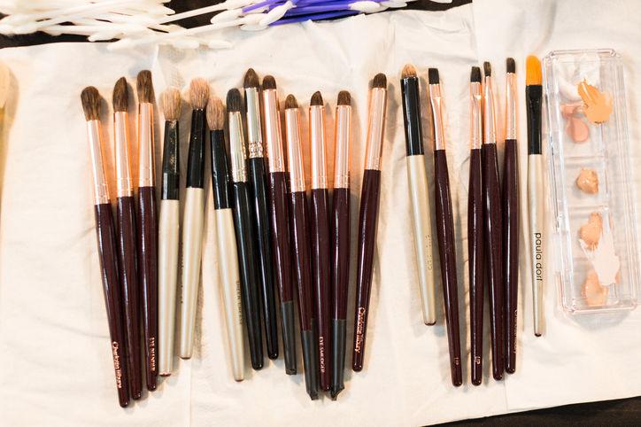 04-makeup-tips-brushes-w724