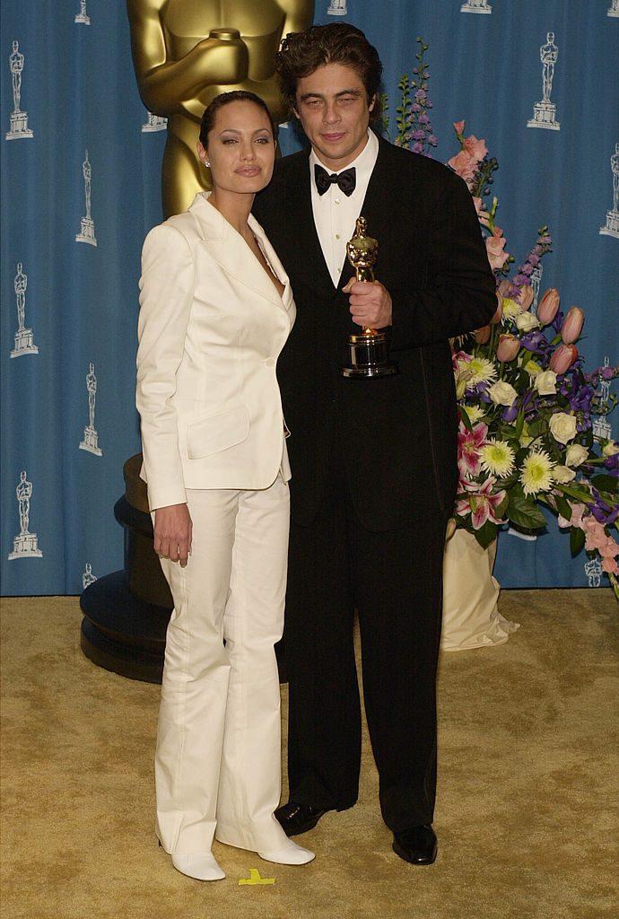 386900 127: Best Supporting Actor Benicio Del Toro and actress Angelina Jolie pose for photographers during the 73rd Annual Academy Awards March 25, 2001 at the Shrine Auditorium in Los Angeles. Del Toro is wearing an Armani tuxedo and Jolie is wearing a Dolce and Gabbana outfit with hair by Paul DeArmas. (Photo by Chris Weeks/Getty Images