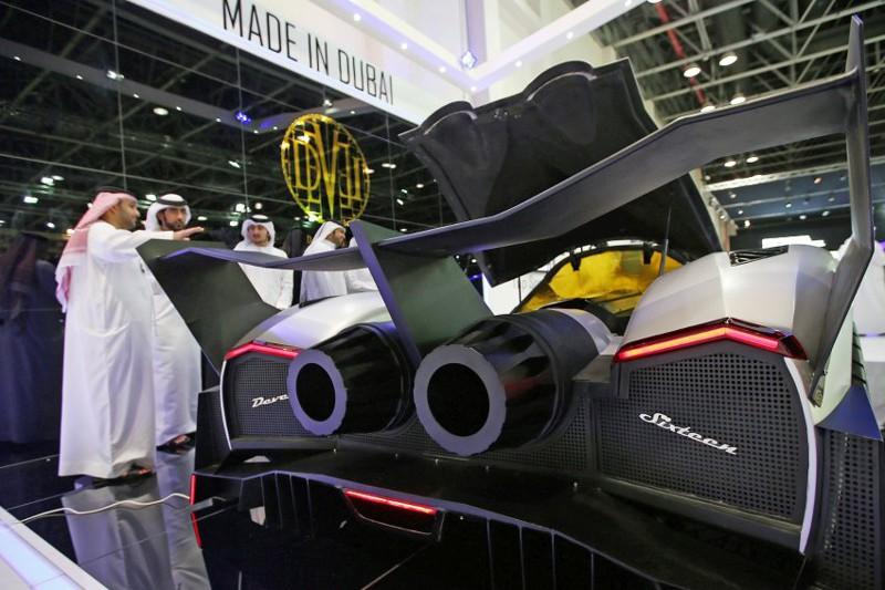 epa03938247 UAE men stand close to The Devel Sixteen, the first supercar built in the UAE, at the Dubai International Motor Show in Dubai, United Arab Emirates, 06 November 2013. 100,000 motoring enthusiasts and motor trade professionals from all over the globe are displaying their new products at the Dubai International Motor Show between 05 and 09 November 2013. EPA/ALI HAIDER +++(c) dpa - Bildfunk+++