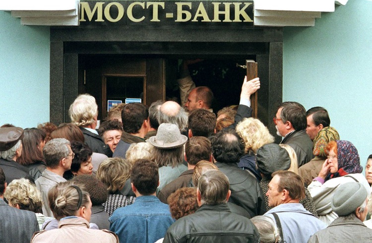 Muscovites try to get into a bank to withdraw their savings in central Moscow September 3. Acting Pr..