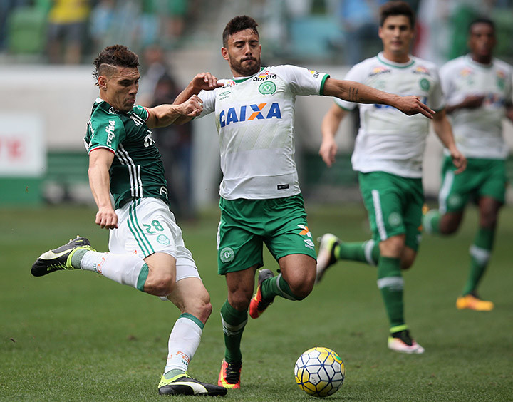 SAO PAULO, BRAZIL - NOVEMBER 27: Moises of Palmeiras fights for the ball with Alan Ruschel of Chapecoense during the match between Palmeiras and Chapecoense for the Brazilian Series A 2016 at Allianz Parque on November 27, 2016 in Sao Paulo, Brazil. (Photo by Friedemann Vogel/Getty Images)